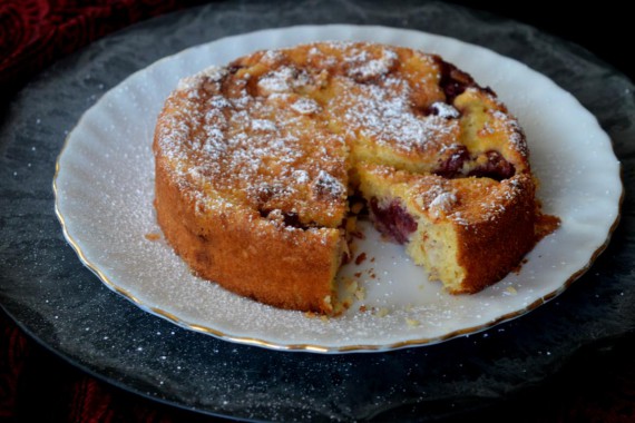 Der Kirsch-Grieß-Kuchen schmeckt lecker und ist super einfach und super schnell gemacht! Einfach lecker!!