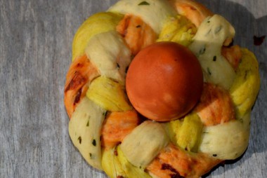 Ein toller und leckerer Hingucker auf der Oster-Festtafel. Dreifarbiger Hefeteig mit getrockneten Tomaten, Bärlauch und Röstzwiebeln.
